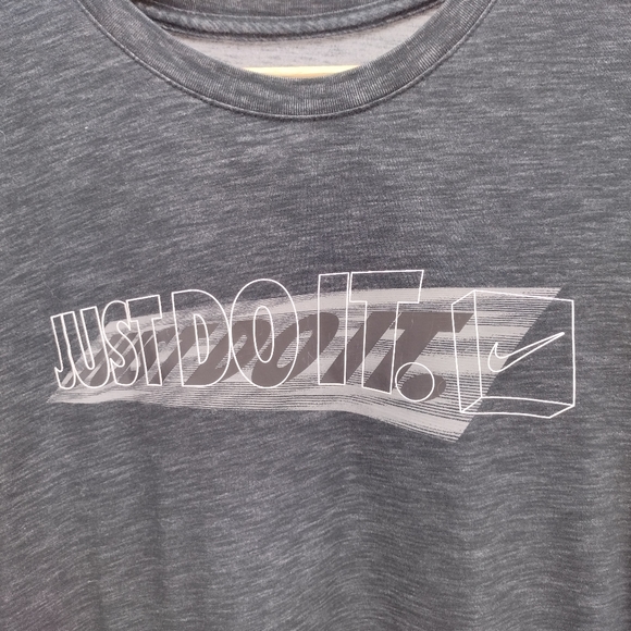 The Nike Tee Dri-Fit short sleeve Just Do It graphic t-shirt crewneck boxy fit - Picture 4 of 11